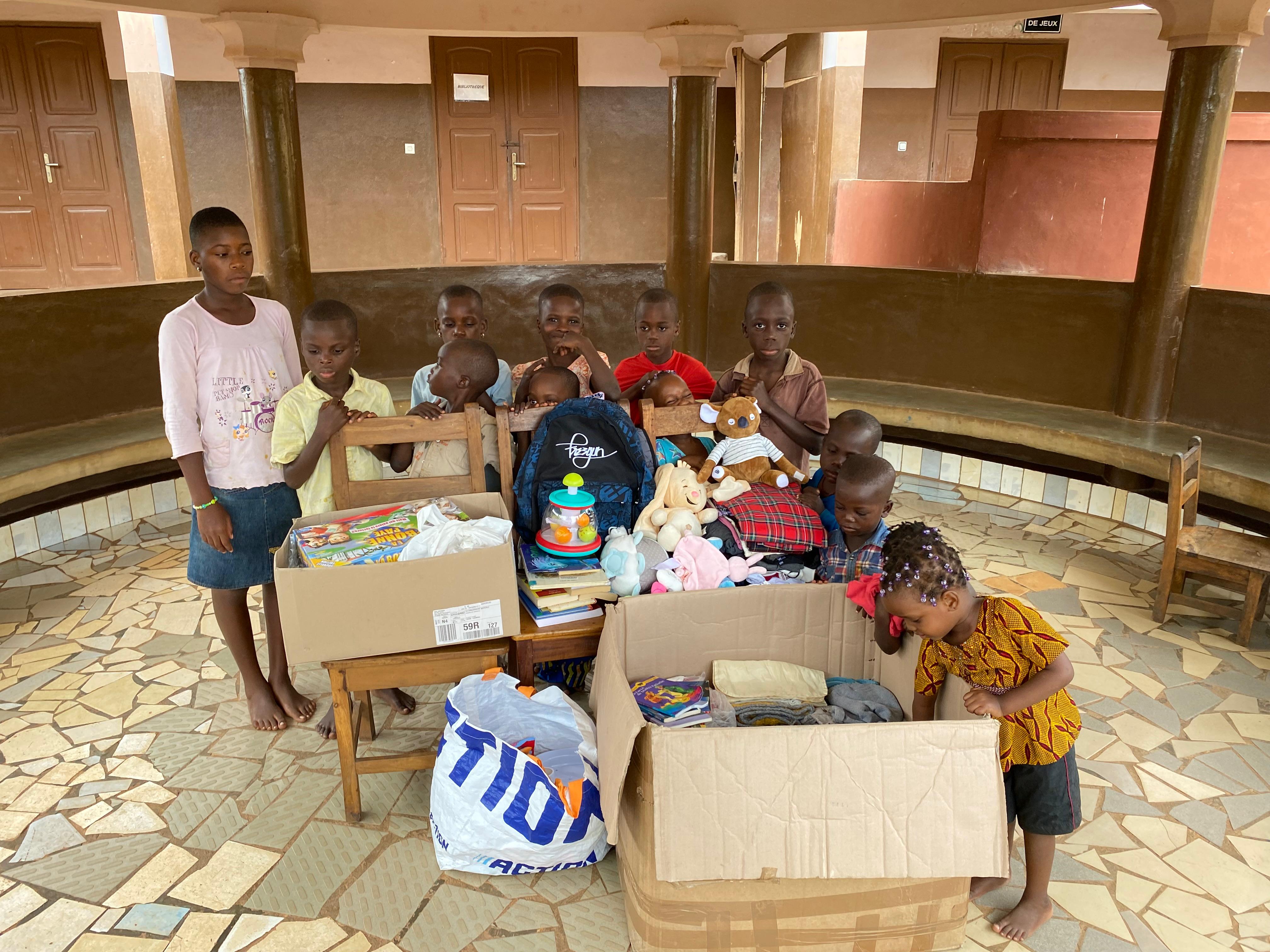 Portrait de groupe avec les enfants et les sœurs d'Azowlissè