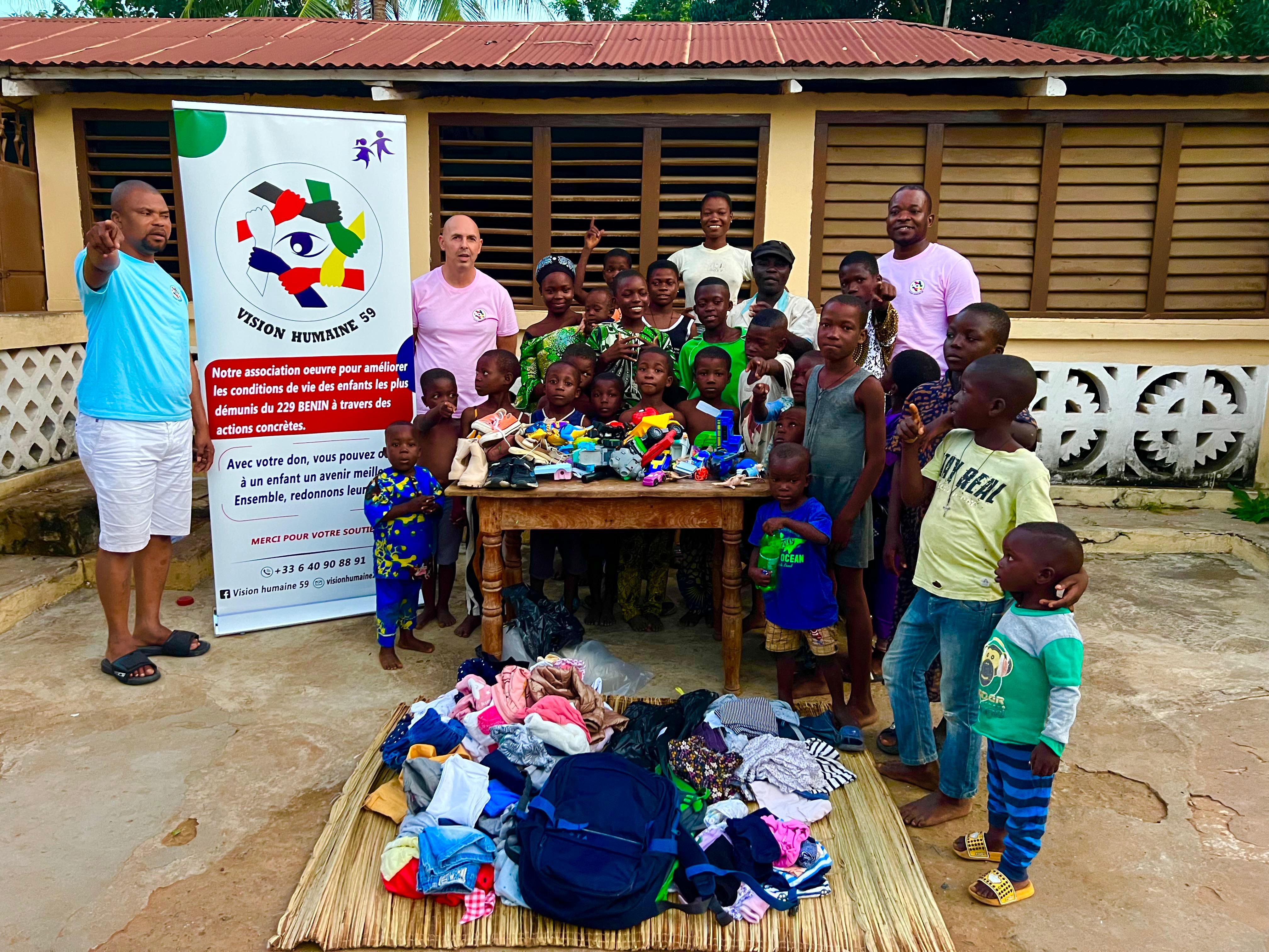 Distribution de vêtements et jouets à Dassa-Zoumè dans les Collines